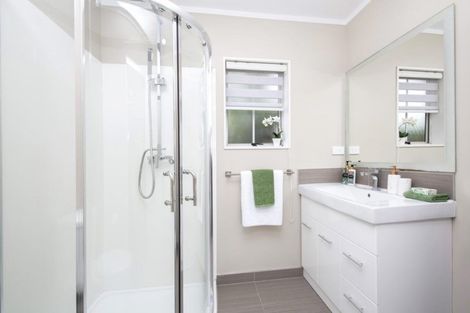 Photo of property in 22 Lochend Place, Highland Park, Auckland, 2010