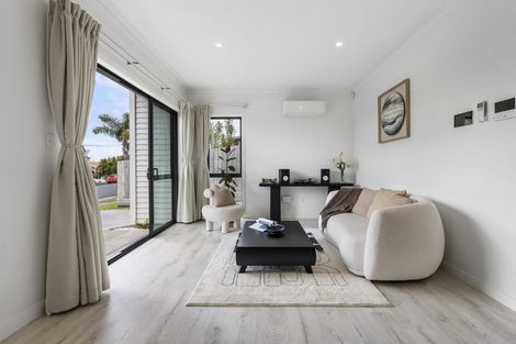 Photo of property in 562a Beach Road, Rothesay Bay, Auckland, 0630