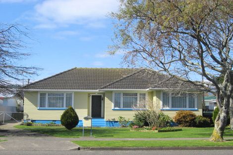 Photo of property in 50 Queenwood Road, Levin, 5510