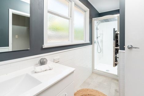 Photo of property in 16 Omega Street, Newlands, Wellington, 6037