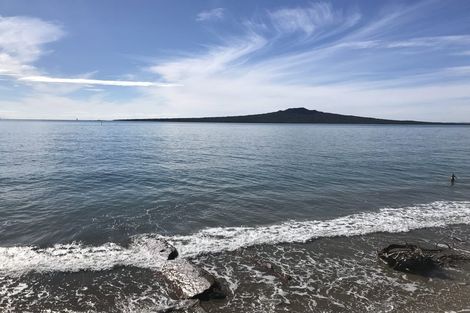 Photo of property in 15 Old Lake Road, Narrow Neck, Auckland, 0624