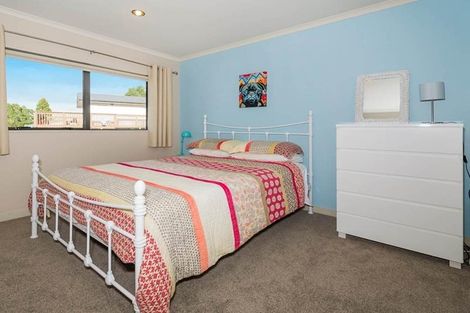 Photo of property in 2/18 Limmer Place, Browns Bay, Auckland, 0632