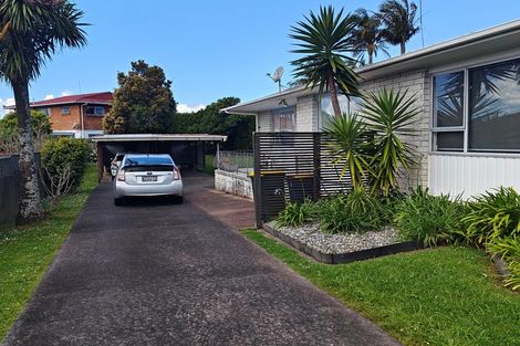 Photo of property in 2/3 Ian Place, Glendene, Auckland, 0602