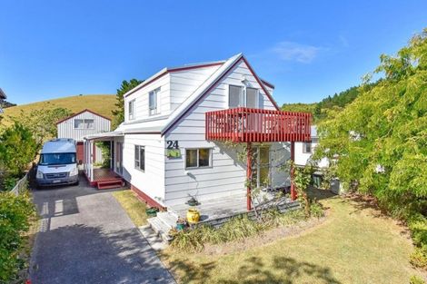 Photo of property in 24 Bertram Road, Kawakawa Bay, Papakura, 2585