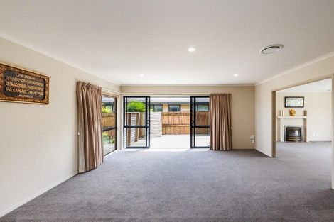 Photo of property in 12 Johnstone Drive, Fitzherbert, Palmerston North, 4410