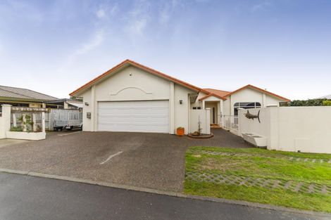 Photo of property in 15 Sycamore Crescent, Fitzherbert, Palmerston North, 4410