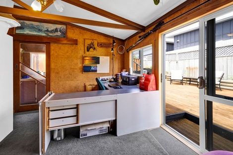 Photo of property in 30 Pioneer Road, Moturoa, New Plymouth, 4310