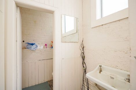 Photo of property in 24 Esk Street, Roslyn, Palmerston North, 4414