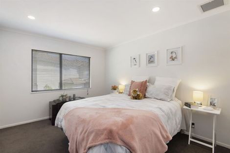 Photo of property in 21 Ballini Rise, West Harbour, Auckland, 0618