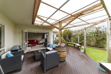 Photo of property in 15 Sycamore Crescent, Fitzherbert, Palmerston North, 4410