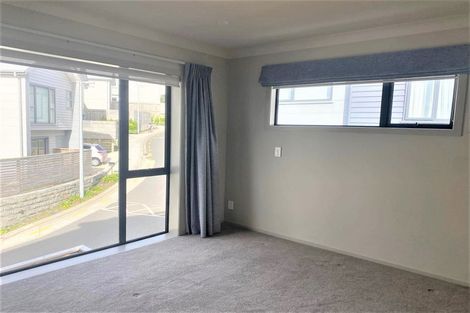 Photo of property in 27 Brindle Way, Newlands, Wellington, 6037