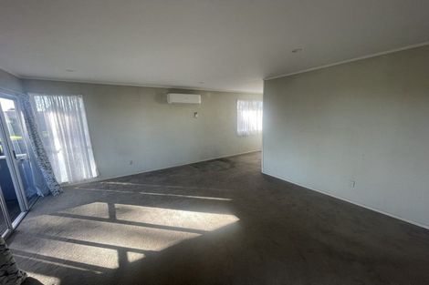 Photo of property in 357 Roscommon Road, Clendon Park, Auckland, 2103