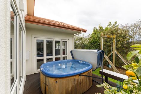 Photo of property in 15 Sycamore Crescent, Fitzherbert, Palmerston North, 4410