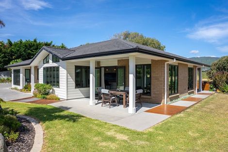 Photo of property in 34 Titoki Road, Waikanae Beach, Waikanae, 5036