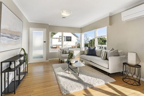 Photo of property in 3/166 East Coast Road, Forrest Hill, Auckland, 0620