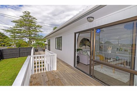 Photo of property in 1/111 Lincoln Park Avenue, Massey, Auckland, 0614
