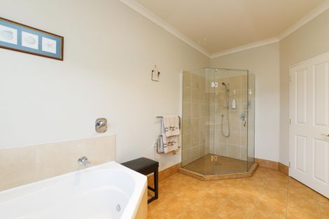 Photo of property in 15 Sycamore Crescent, Fitzherbert, Palmerston North, 4410