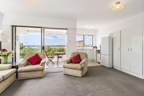 Photo of property in 2/7 Pounamu Place, Shelly Park, Auckland, 2014