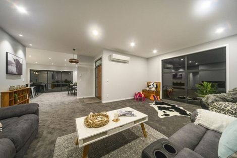Photo of property in 3 Vaucluse Heights, Fitzherbert, Palmerston North, 4410