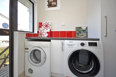 Photo of property in 2/8 Sunward Rise, Glenfield, Auckland, 0629