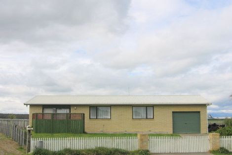 Photo of property in 34 Hennessy Street East, Foxton Beach, Foxton, 4815