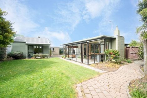 Photo of property in 17 Antrim Place, Hokowhitu, Palmerston North, 4410