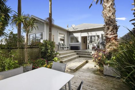 Photo of property in 249 Courtenay Street, Strandon, New Plymouth, 4312