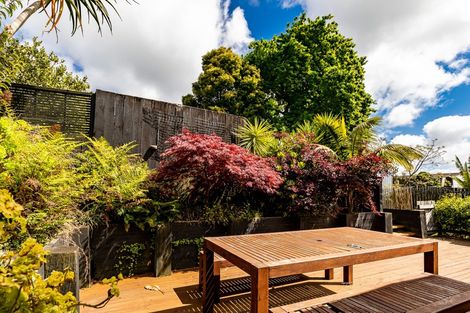 Photo of property in 21 South Lynn Road, Titirangi, Auckland, 0604