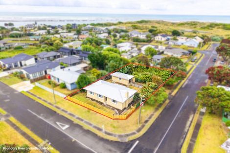 Photo of property in 15 Egmont Street, Castlecliff, Whanganui, 4501