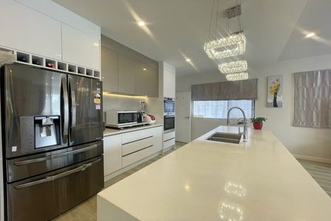 Photo of property in 10 Bounty Road, Long Bay, Auckland, 0630