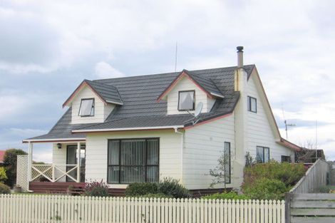 Photo of property in 38 Hennessy Street East, Foxton Beach, Foxton, 4815