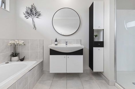 Photo of property in 18 Armstrong Farm Drive, East Tamaki Heights, Auckland, 2016