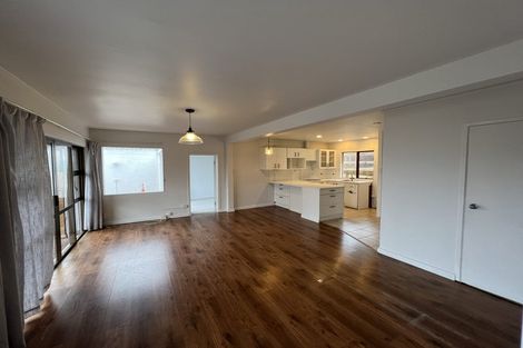 Photo of property in 2/16 Hollyhock Place, Browns Bay, Auckland, 0630