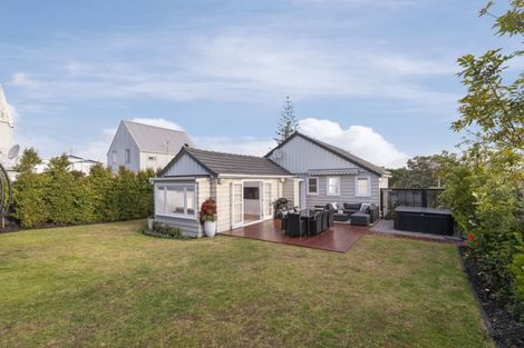 Photo of property in 28 Hanlon Crescent, Narrow Neck, Auckland, 0624