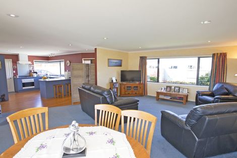 Photo of property in 3 Walnut Grove, Kelvin Grove, Palmerston North, 4414