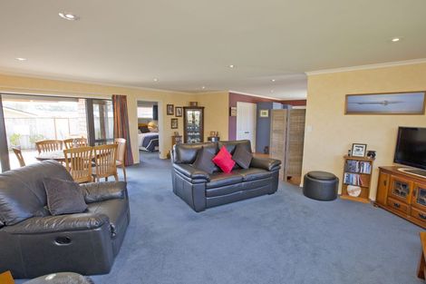 Photo of property in 3 Walnut Grove, Kelvin Grove, Palmerston North, 4414