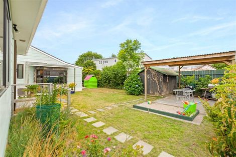Photo of property in 102 Beach Road, Te Atatu Peninsula, Auckland, 0610