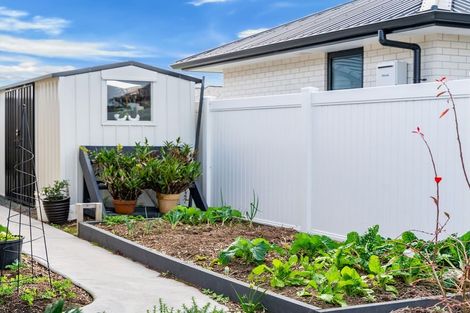 Photo of property in 98 Kaurinui Crescent, One Tree Point, 0118