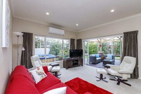 Photo of property in 15 Sycamore Crescent, Fitzherbert, Palmerston North, 4410
