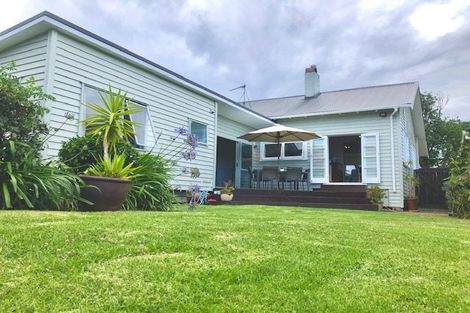 Photo of property in 11 Ocean View Road, Milford, Auckland, 0620