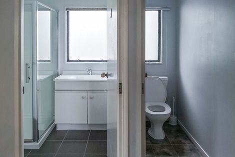 Photo of property in 2/6 Altair Place, Windsor Park, Auckland, 0632