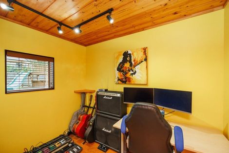 Photo of property in 11 Hillgrove Place, Fitzherbert, Palmerston North, 4410