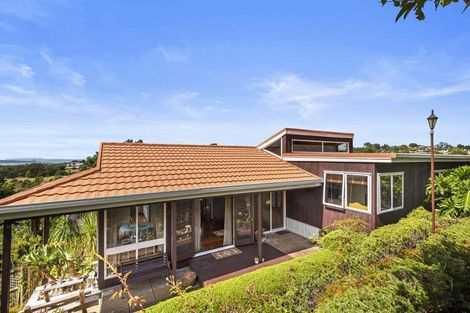 Photo of property in 8 Shearwater Rise, Rothesay Bay, Auckland, 0630