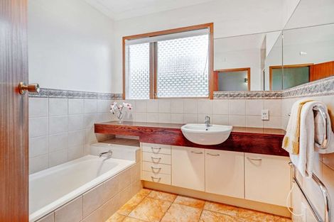 Photo of property in 38 Winston Avenue, Hokowhitu, Palmerston North, 4410