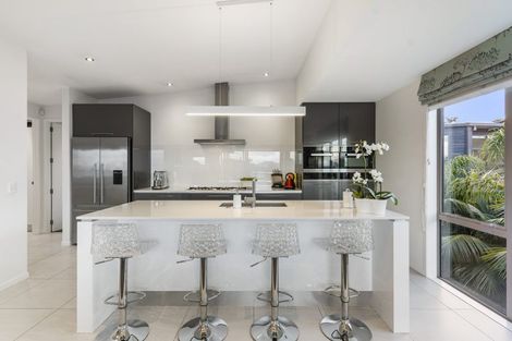 Photo of property in 4a Beach Road, Castor Bay, Auckland, 0620