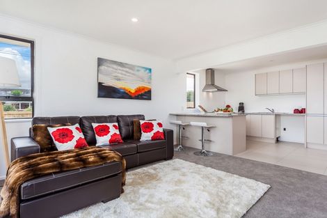 Photo of property in 22 Sylvan Crescent, Te Atatu South, Auckland, 0610