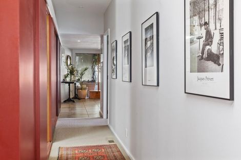 Photo of property in 2 Robieson Lane, Roseneath, Wellington, 6011