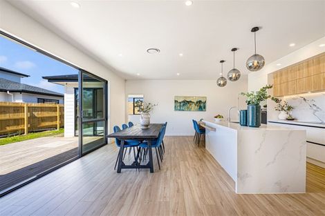 Photo of property in 9 Mcindoe Road, Kumeu, 0810