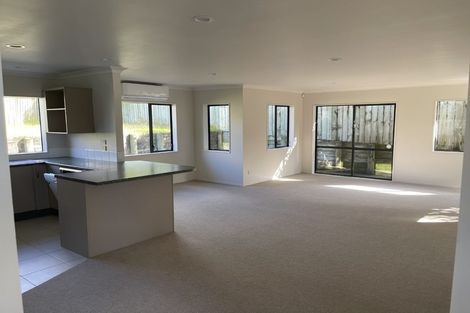 Photo of property in 12 Mediterranean Way, Goodwood Heights, Auckland, 2105