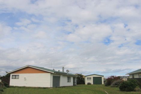 Photo of property in 28 Hennessy Street East, Foxton Beach, Foxton, 4815